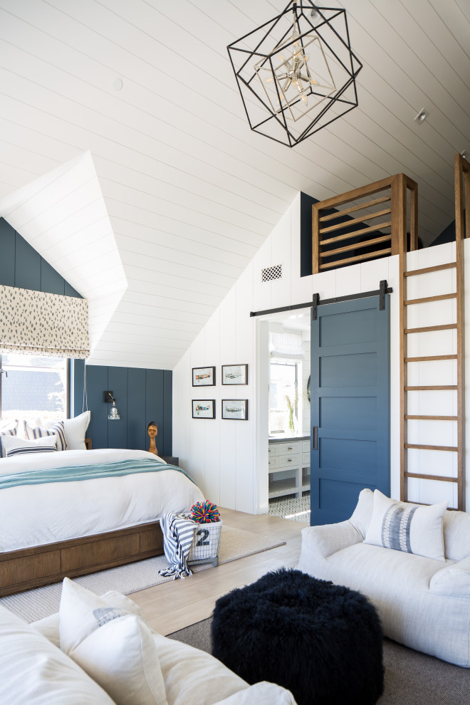 Geräumiges Maritimes Hauptschlafzimmer mit weißer Wandfarbe, hellem Holzboden und beigem Boden in Orange County