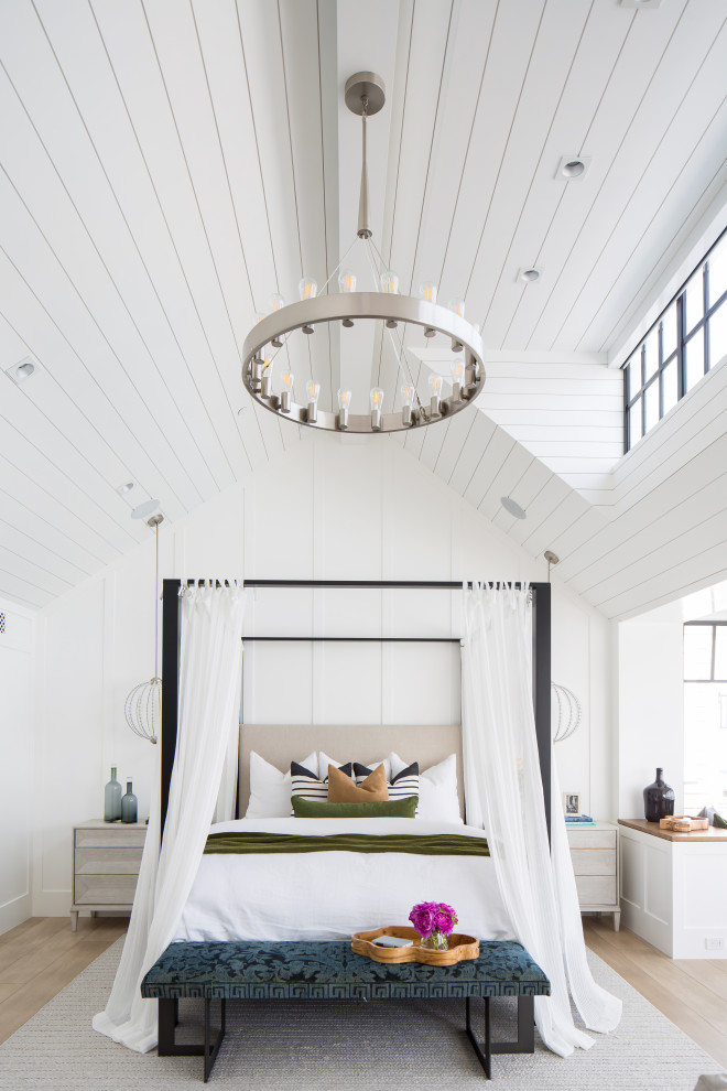 На фото: огромная хозяйская спальня в морском стиле с белыми стенами, светлым паркетным полом и бежевым полом