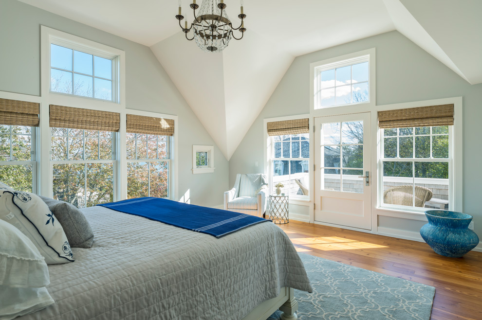 Esempio di una camera matrimoniale stile marinaro di medie dimensioni con pareti blu e pavimento in legno massello medio