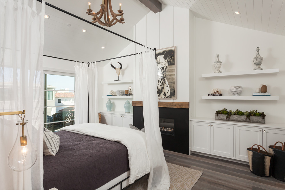 Großes Maritimes Hauptschlafzimmer mit weißer Wandfarbe, hellem Holzboden und Kamin in Orange County