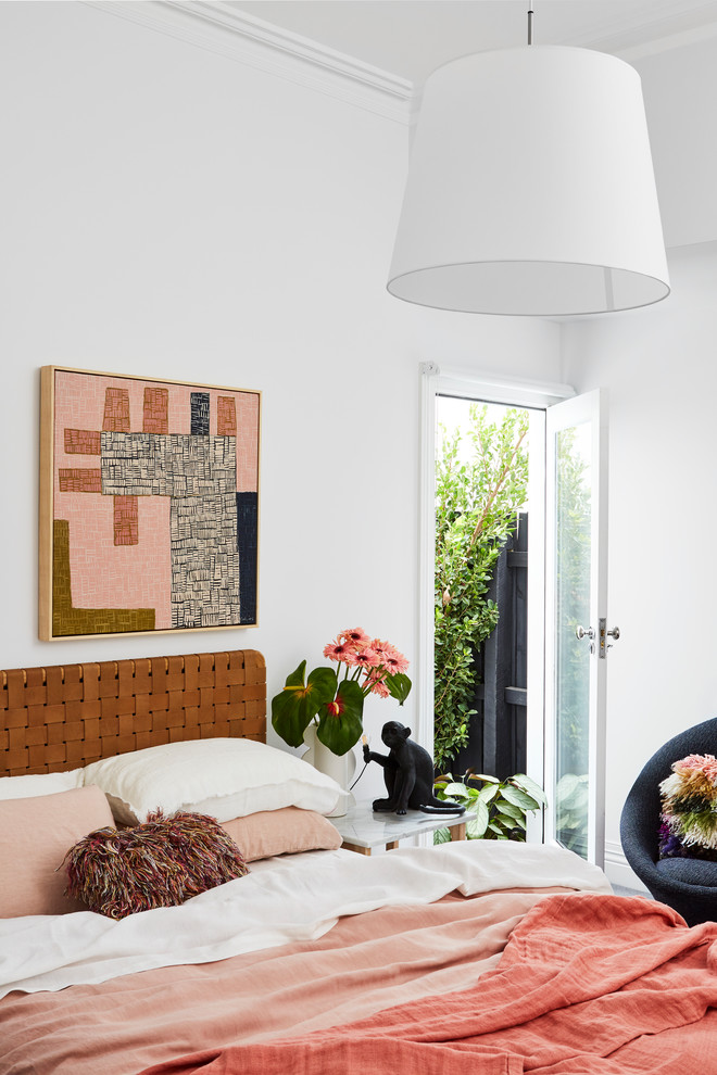 メルボルンにあるコンテンポラリースタイルのおしゃれな寝室 (白い壁) のレイアウト