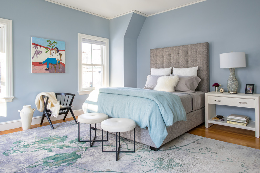 Ejemplo de dormitorio principal tradicional renovado grande con suelo de madera en tonos medios, paredes azules y suelo marrón