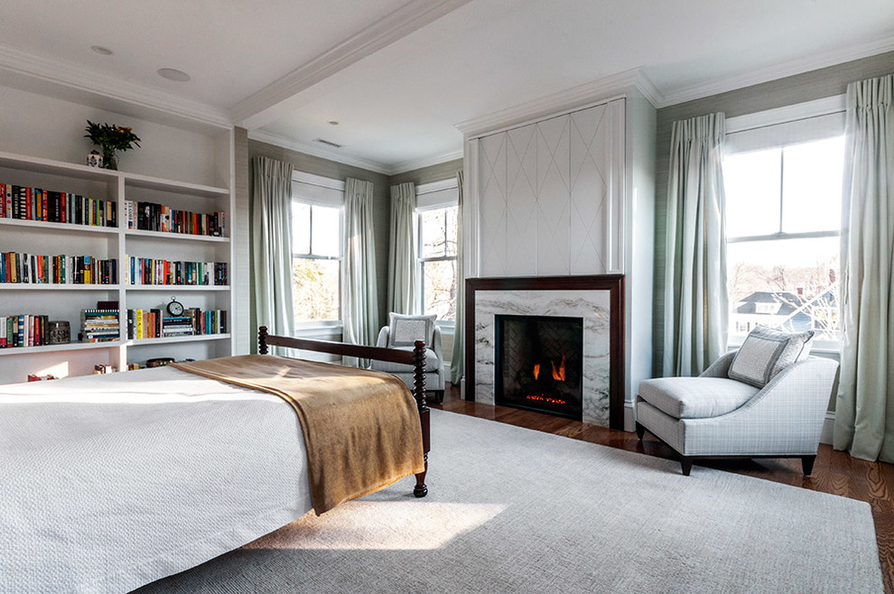 Стильный дизайн: большая хозяйская спальня в стиле неоклассика (современная классика) с серыми стенами, темным паркетным полом, стандартным камином, фасадом камина из плитки и коричневым полом - последний тренд