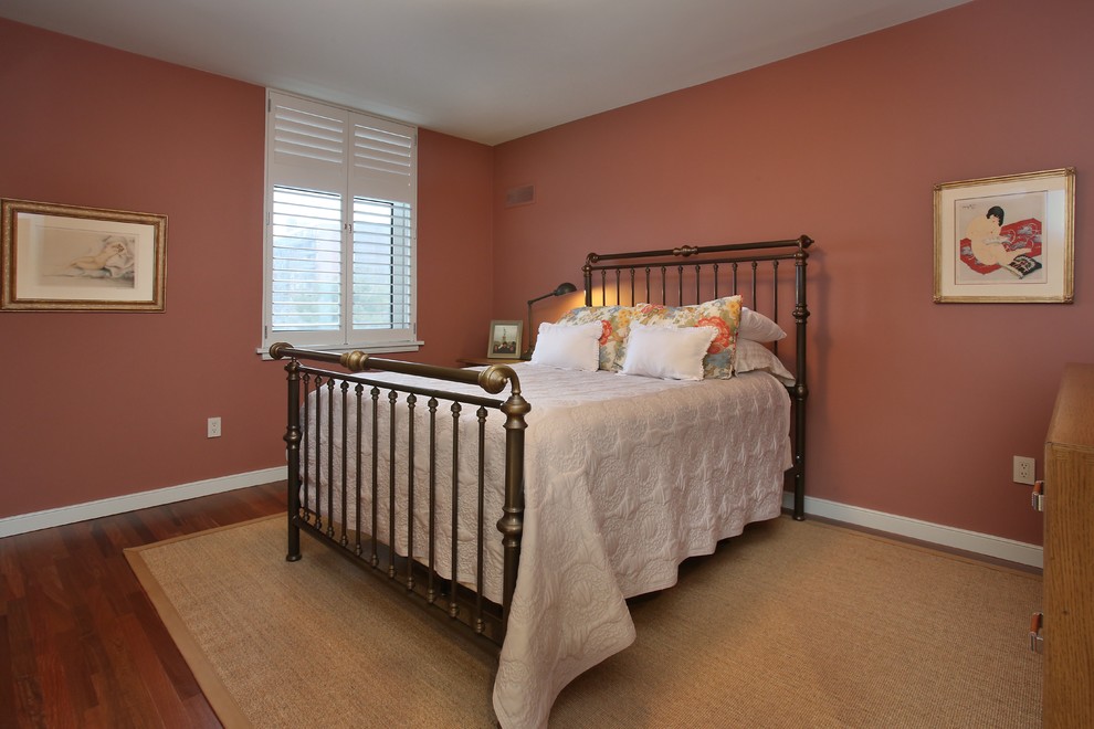 Пример оригинального дизайна: гостевая спальня (комната для гостей) в стиле неоклассика (современная классика) с красными стенами и паркетным полом среднего тона
