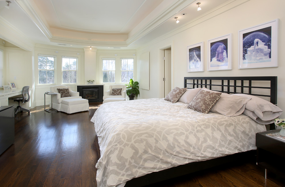 Esempio di una grande camera da letto chic con pareti bianche, pavimento in legno massello medio e camino classico