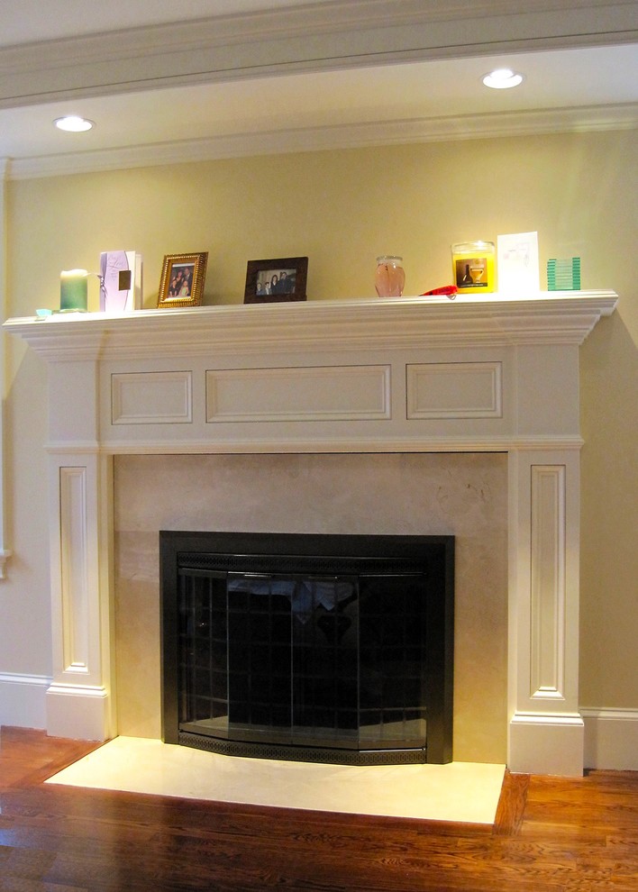 ボストンにある広いトラディショナルスタイルのおしゃれな主寝室 (無垢フローリング、標準型暖炉、石材の暖炉まわり、茶色い床、黄色い壁) のレイアウト
