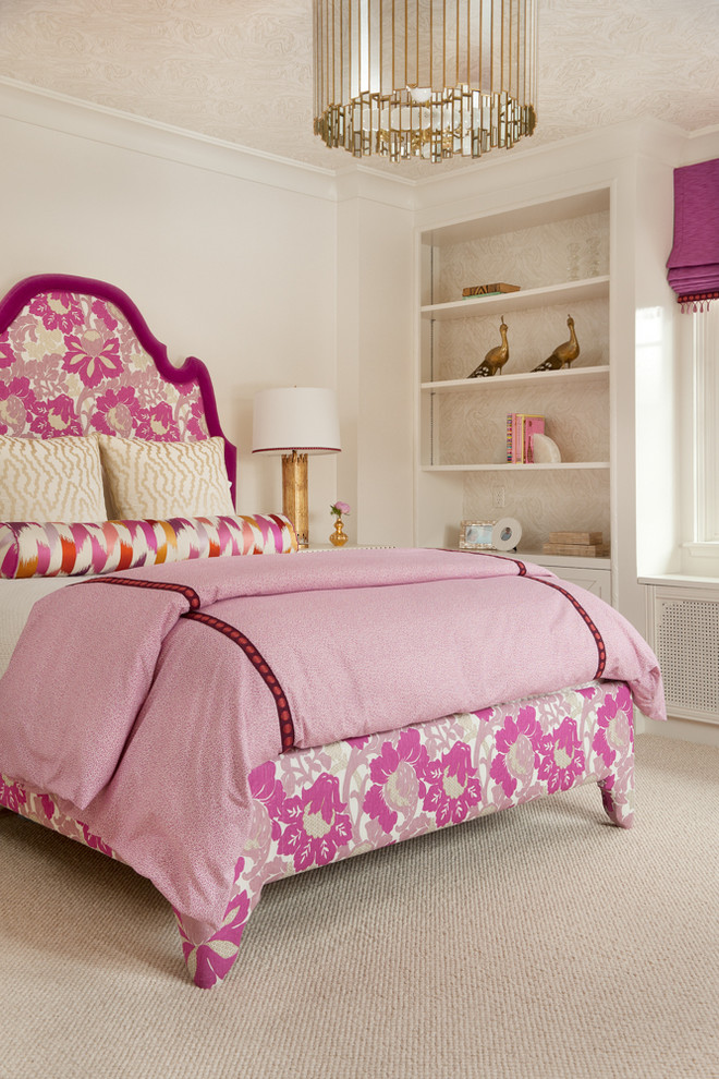 Modelo de dormitorio clásico renovado con paredes blancas y moqueta