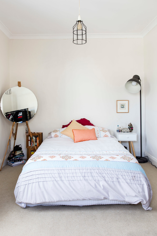 Immagine di una camera da letto bohémian con pareti beige e moquette