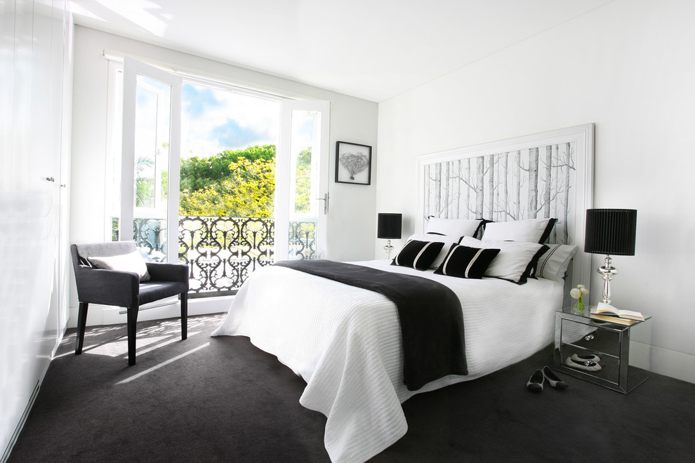 Mittelgroßes Modernes Hauptschlafzimmer ohne Kamin mit weißer Wandfarbe, Teppichboden und schwarzem Boden in Sydney