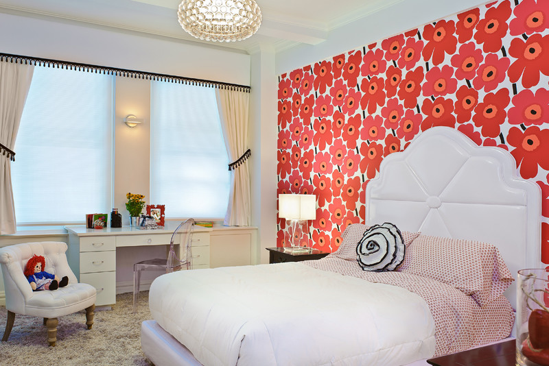 На фото: спальня в современном стиле с разноцветными стенами с