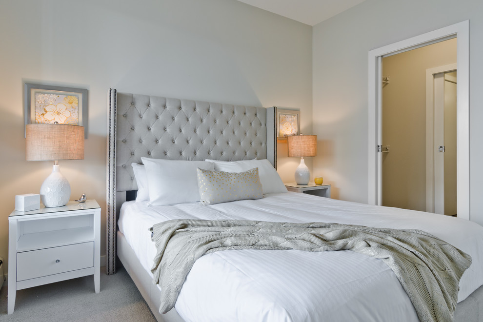 Modelo de dormitorio principal clásico renovado pequeño con moqueta y paredes grises