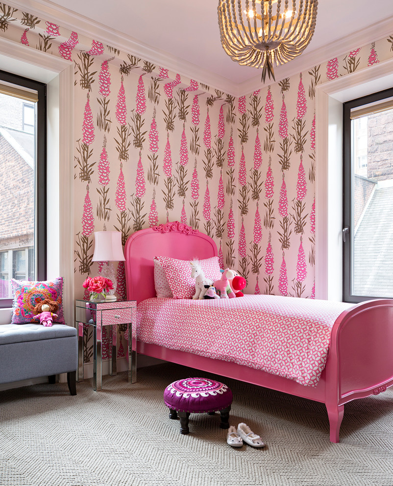 Idée de décoration pour une chambre avec moquette design de taille moyenne avec un mur rose.