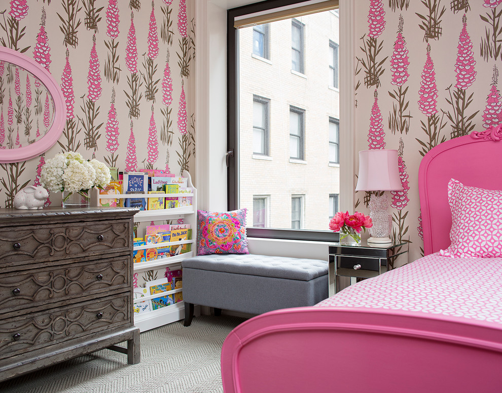 На фото: спальня среднего размера в современном стиле с розовыми стенами и ковровым покрытием с