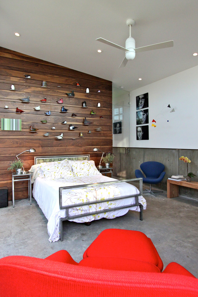 Modernes Schlafzimmer mit weißer Wandfarbe und Betonboden in Houston