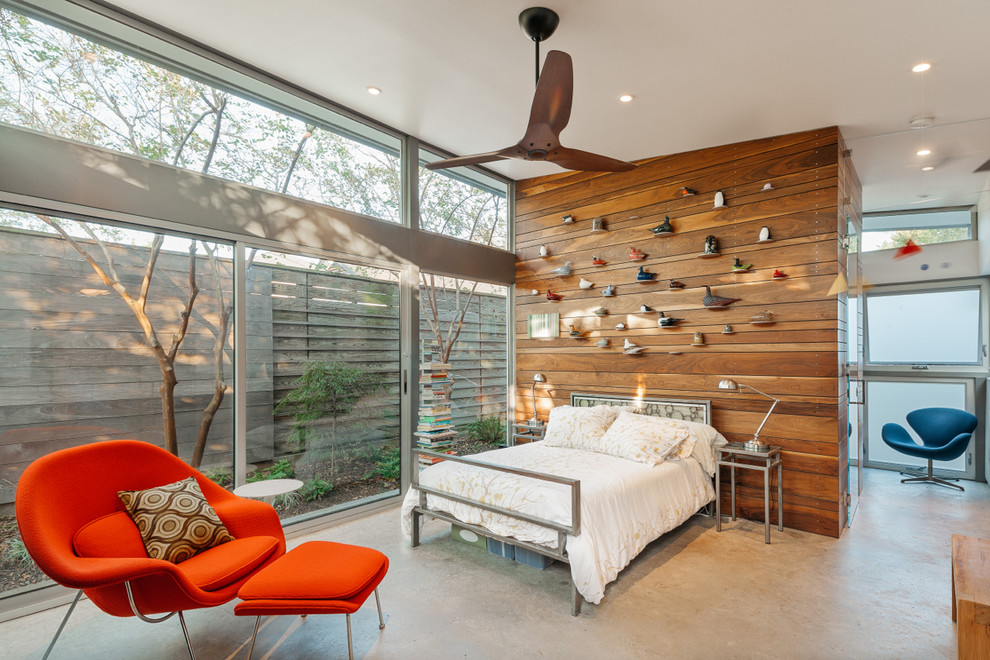 Свежая идея для дизайна: маленькая хозяйская спальня в современном стиле с бетонным полом для на участке и в саду - отличное фото интерьера