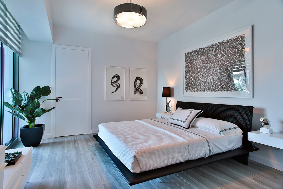 マイアミにある広いコンテンポラリースタイルのおしゃれな寝室 (白い壁、磁器タイルの床) のレイアウト