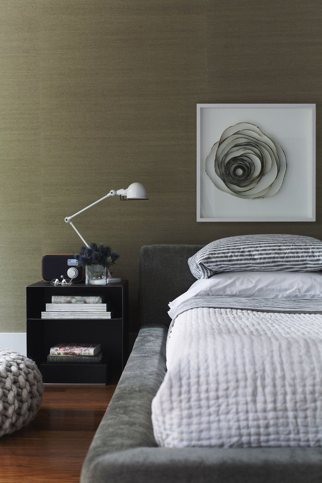 Mittelgroßes Modernes Hauptschlafzimmer mit grauer Wandfarbe und braunem Holzboden in Toronto