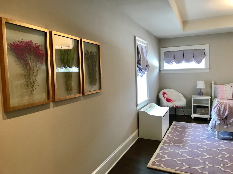 Imagen de dormitorio blanco y beige y rosa tradicional renovado extra grande sin chimenea con paredes beige, suelo de madera en tonos medios, suelo marrón y casetón