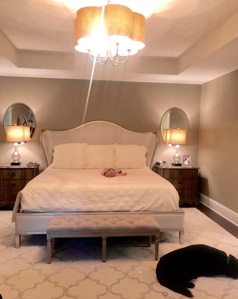 Foto de dormitorio principal y blanco tradicional renovado extra grande con paredes beige, suelo de madera en tonos medios, suelo marrón, casetón y papel pintado