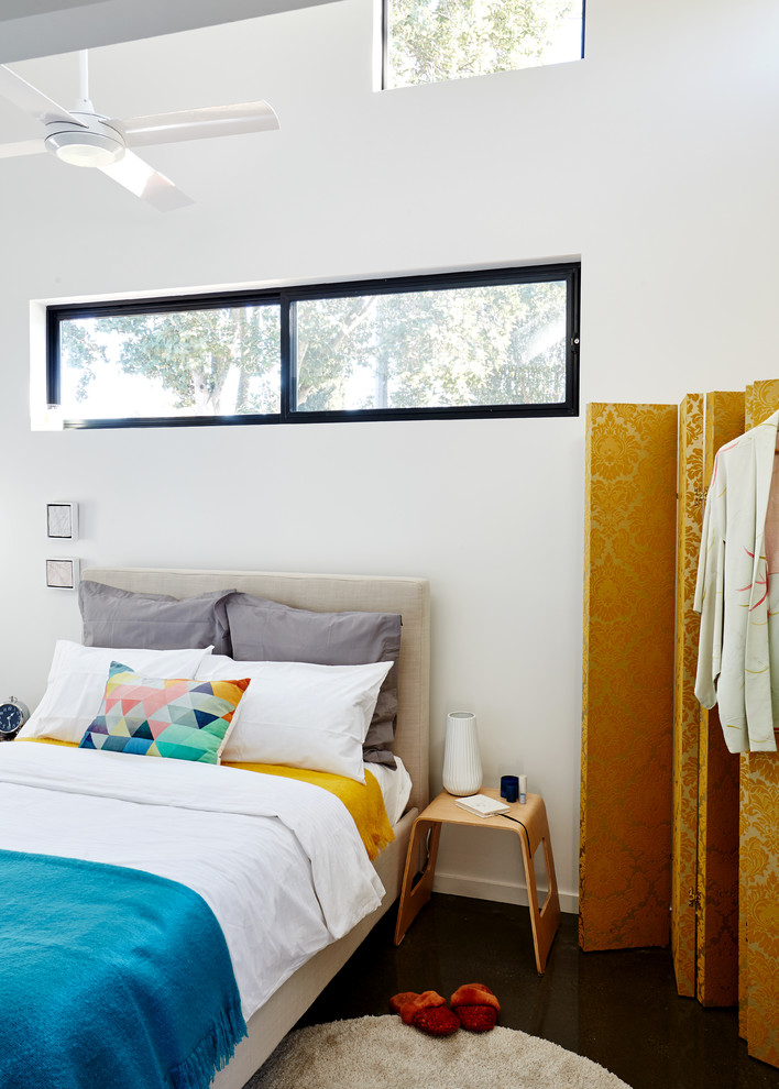 Modernes Schlafzimmer mit weißer Wandfarbe und dunklem Holzboden in Melbourne