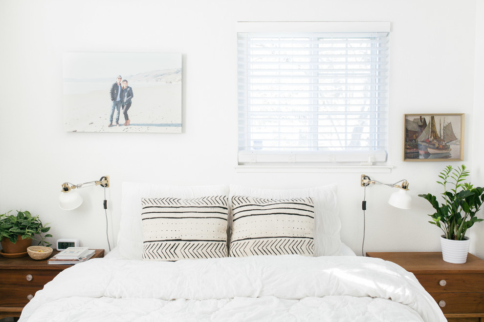Bild på ett retro sovrum, med vita väggar
