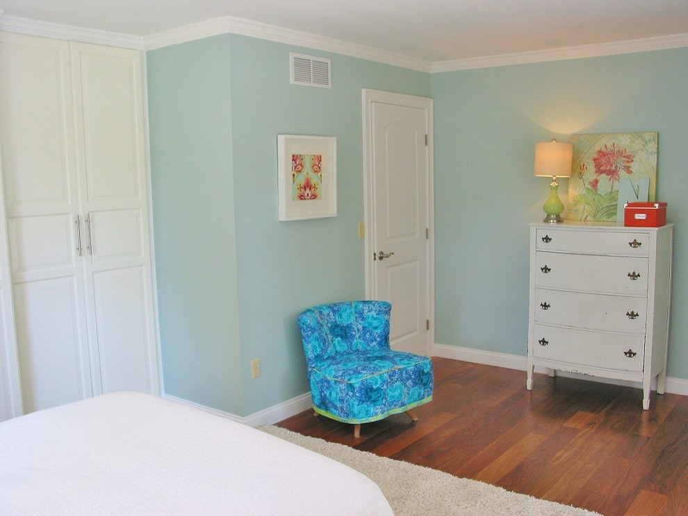 Стильный дизайн: спальня в стиле фьюжн с синими стенами - последний тренд