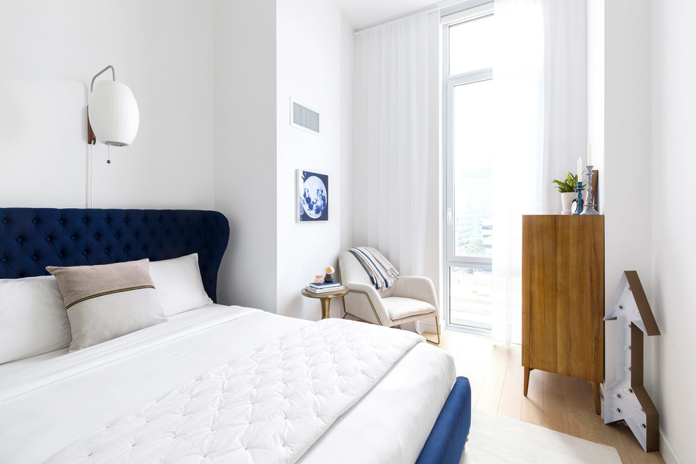Идея дизайна: спальня в современном стиле с белыми стенами и светлым паркетным полом
