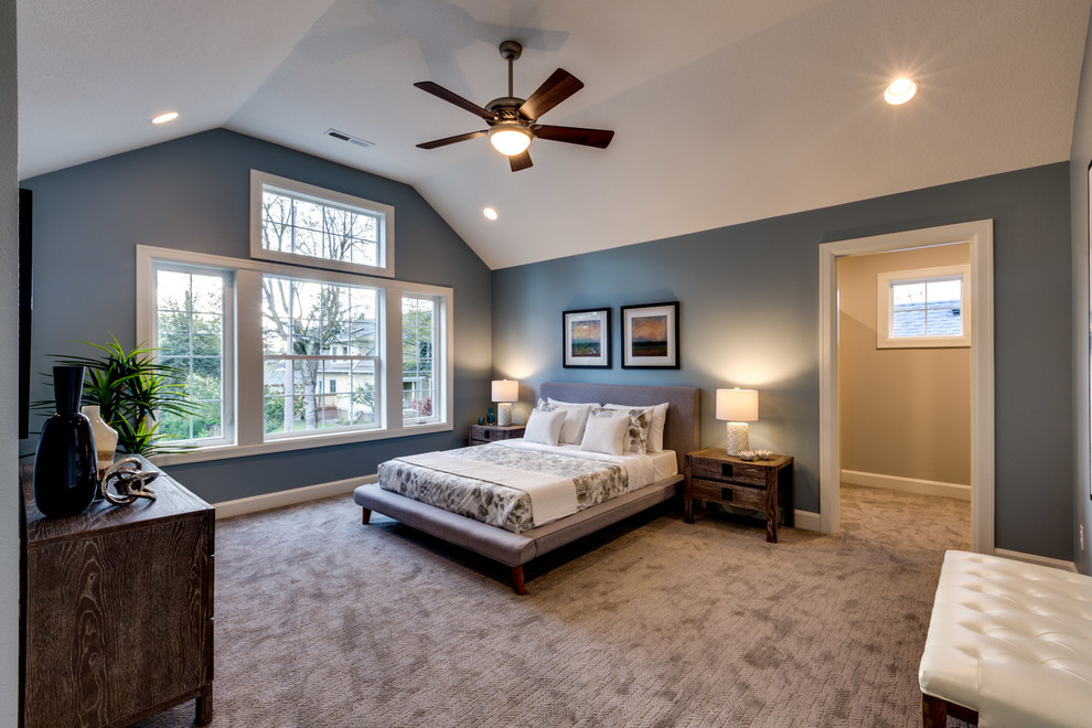 Imagen de dormitorio principal clásico renovado grande sin chimenea con paredes azules, moqueta y suelo gris