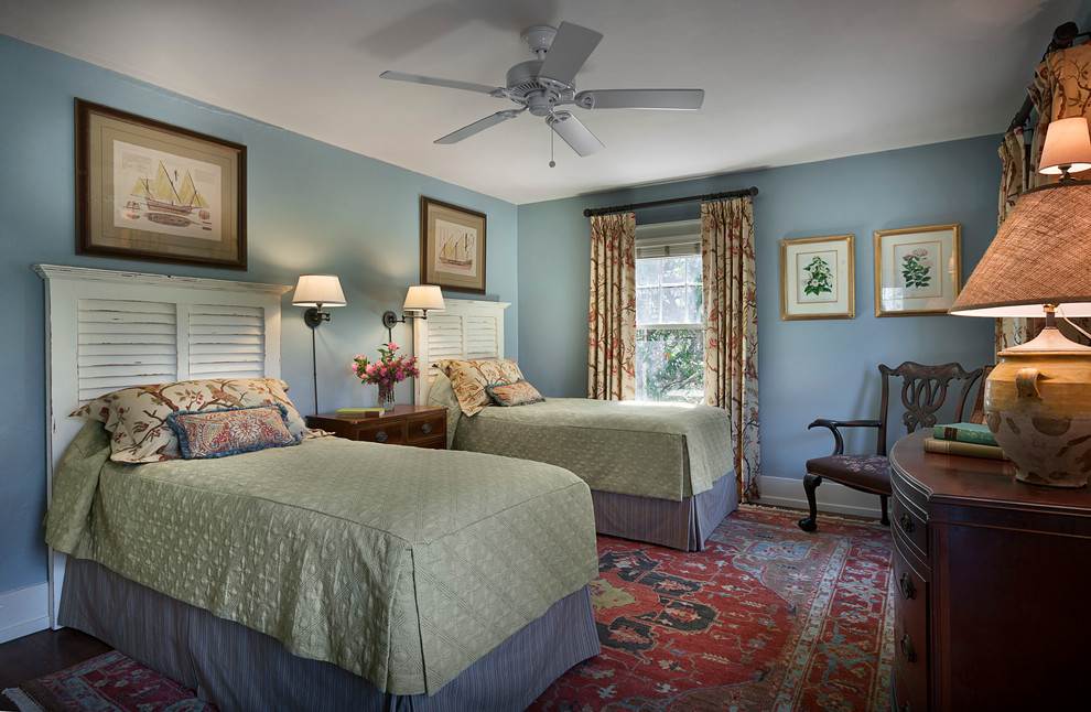 На фото: спальня среднего размера в стиле рустика с синими стенами и паркетным полом среднего тона без камина
