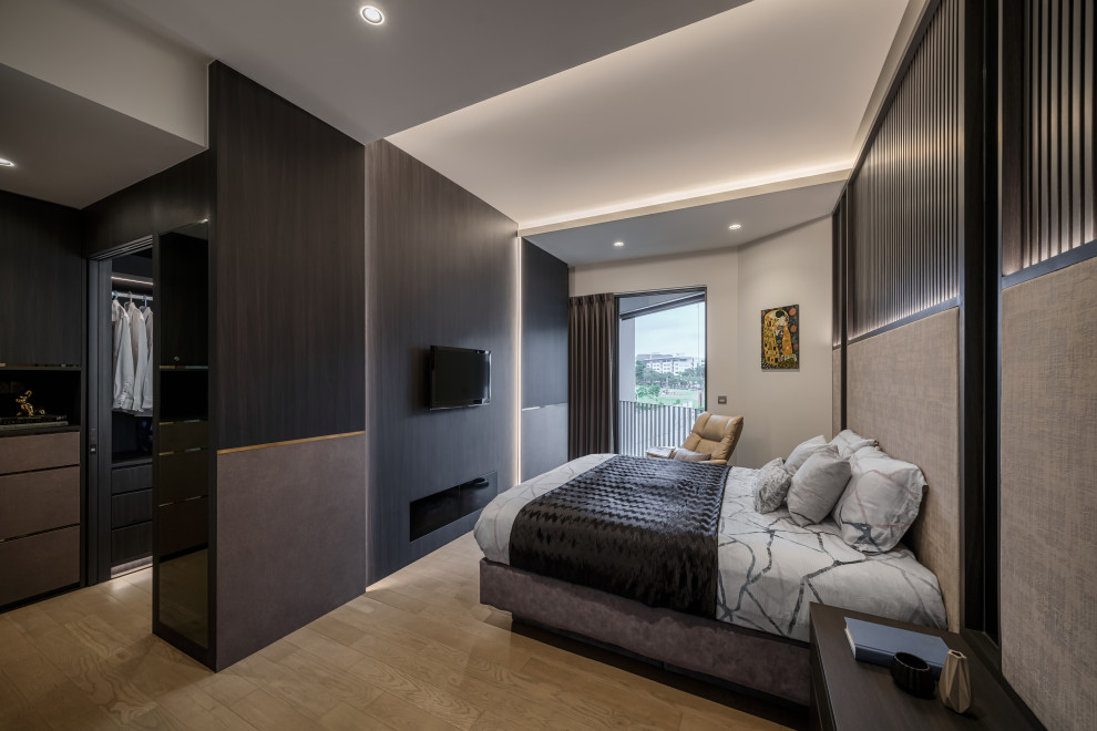 Свежая идея для дизайна: хозяйская спальня среднего размера в современном стиле с серыми стенами, горизонтальным камином, фасадом камина из дерева и бежевым полом - отличное фото интерьера
