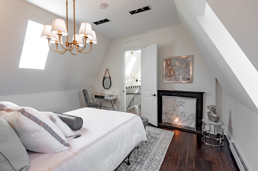 Cette image montre une chambre d'amis traditionnelle avec un mur blanc, une cheminée standard et parquet foncé.