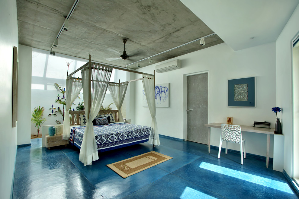 Ejemplo de dormitorio gris exótico con paredes blancas y suelo azul