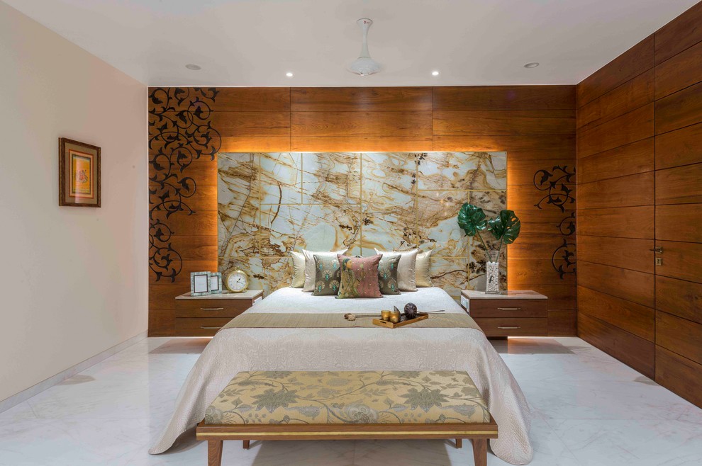 アフマダーバードにあるコンテンポラリースタイルのおしゃれな寝室 (ベージュの壁、白い床)