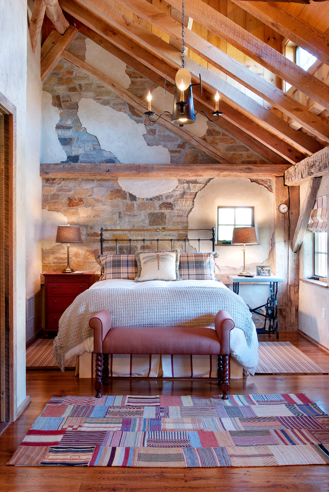 Diseño de habitación de invitados campestre grande sin chimenea con paredes multicolor y suelo de madera en tonos medios