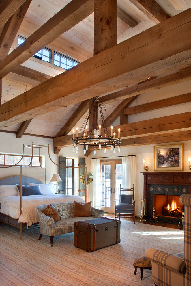 Aménagement d'une grande chambre campagne avec un mur beige, une cheminée standard et un manteau de cheminée en bois.