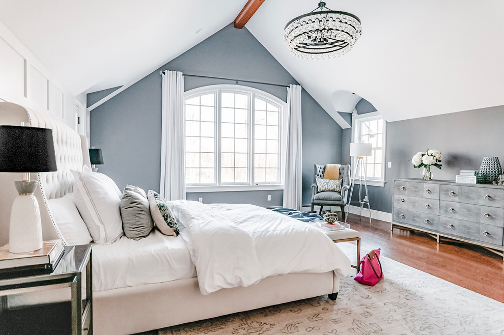 ニューアークにある広いトランジショナルスタイルのおしゃれな主寝室 (無垢フローリング、標準型暖炉、レンガの暖炉まわり、茶色い床、グレーの壁)