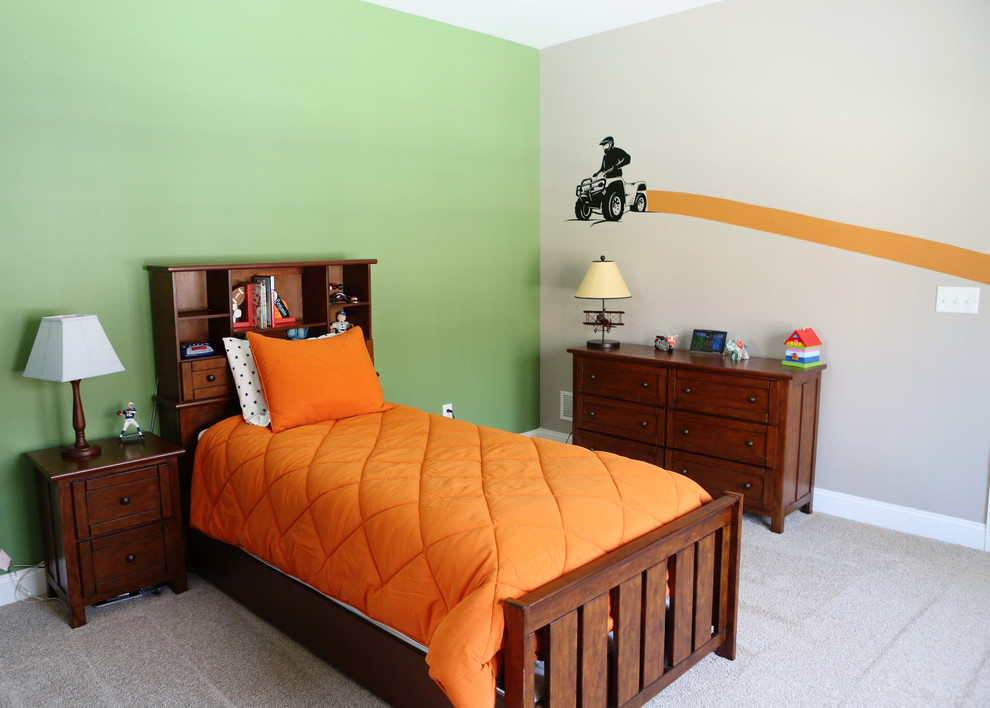Ejemplo de habitación de invitados tradicional de tamaño medio sin chimenea con paredes beige, moqueta y suelo beige