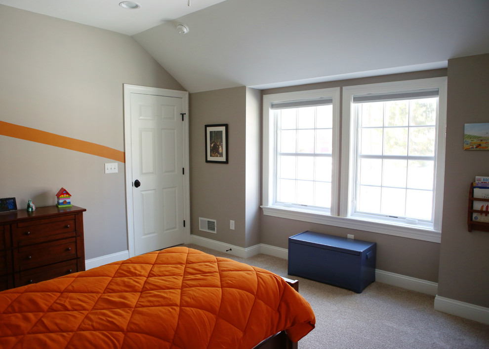 Cette photo montre une chambre chic de taille moyenne avec un mur beige, aucune cheminée et un sol beige.