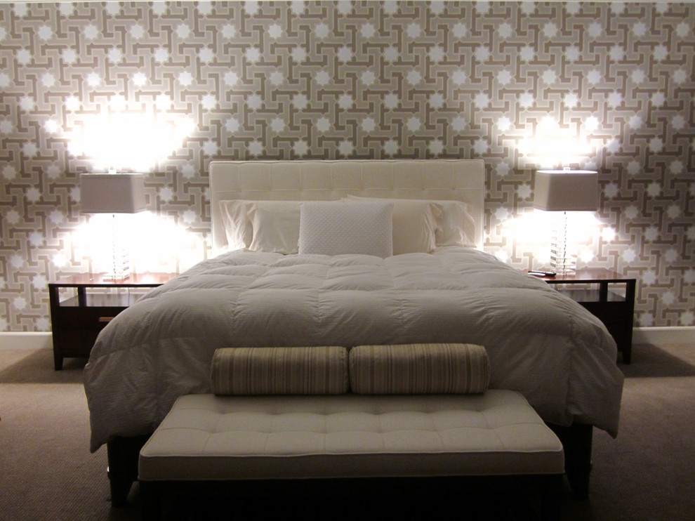 Esempio di una grande camera degli ospiti minimalista con pareti grigie e moquette