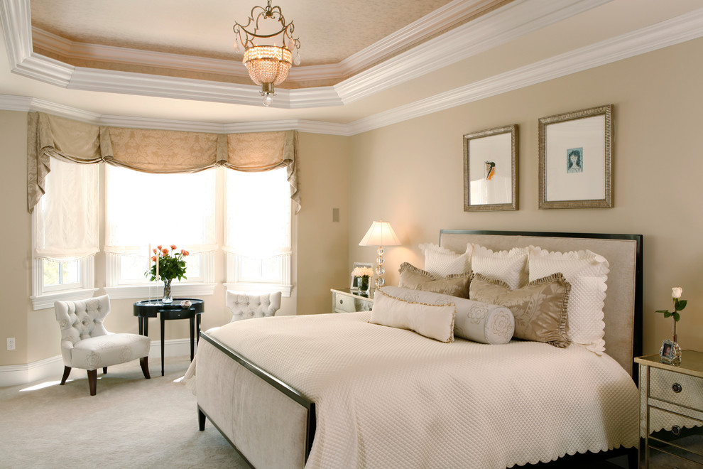 Foto de dormitorio principal clásico renovado grande sin chimenea con paredes beige, moqueta y suelo blanco