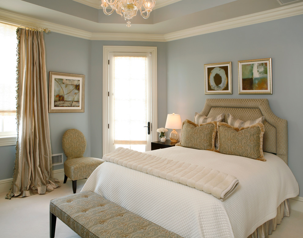 Modelo de habitación de invitados tradicional renovada de tamaño medio con paredes azules y suelo de madera oscura
