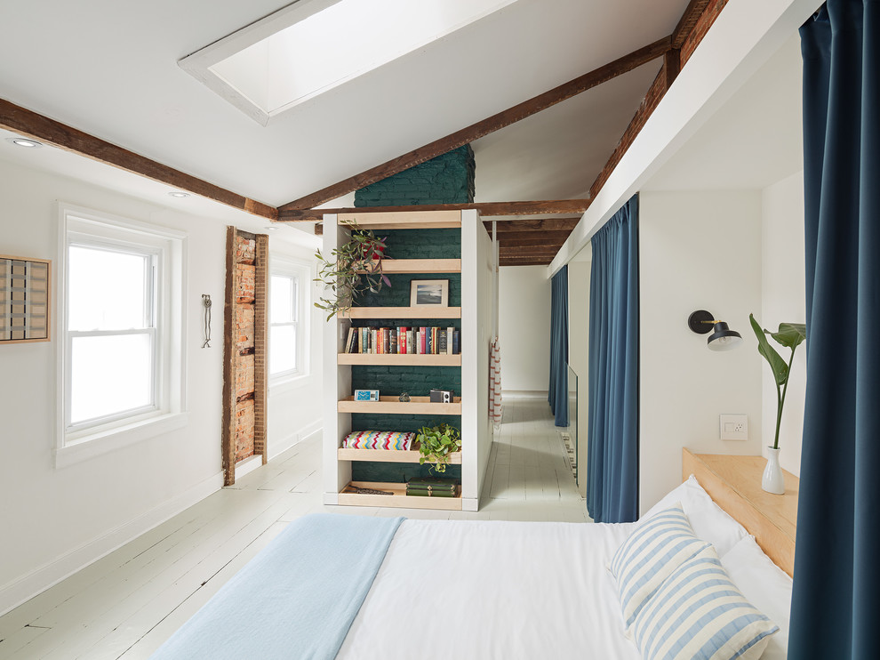 Источник вдохновения для домашнего уюта: хозяйская спальня среднего размера в стиле модернизм с белыми стенами, деревянным полом и серым полом