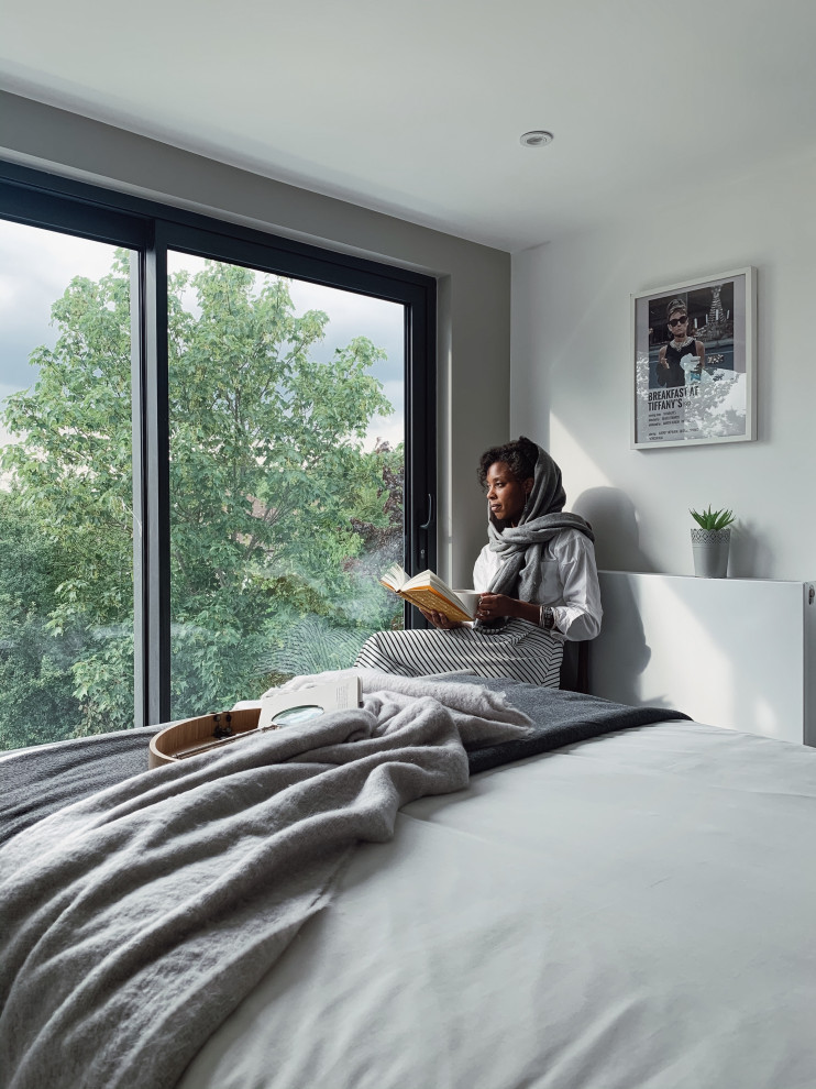 Свежая идея для дизайна: гостевая спальня среднего размера, (комната для гостей) в стиле ретро с серыми стенами, ковровым покрытием и серым полом - отличное фото интерьера