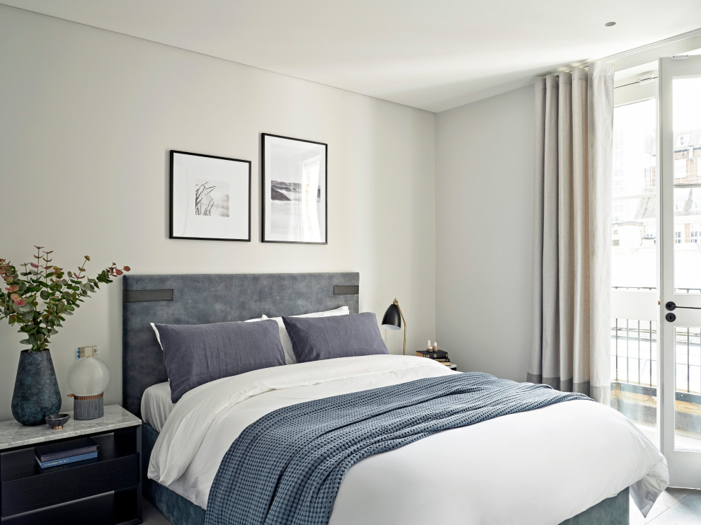 Kleines Modernes Schlafzimmer mit grauer Wandfarbe und dunklem Holzboden in London