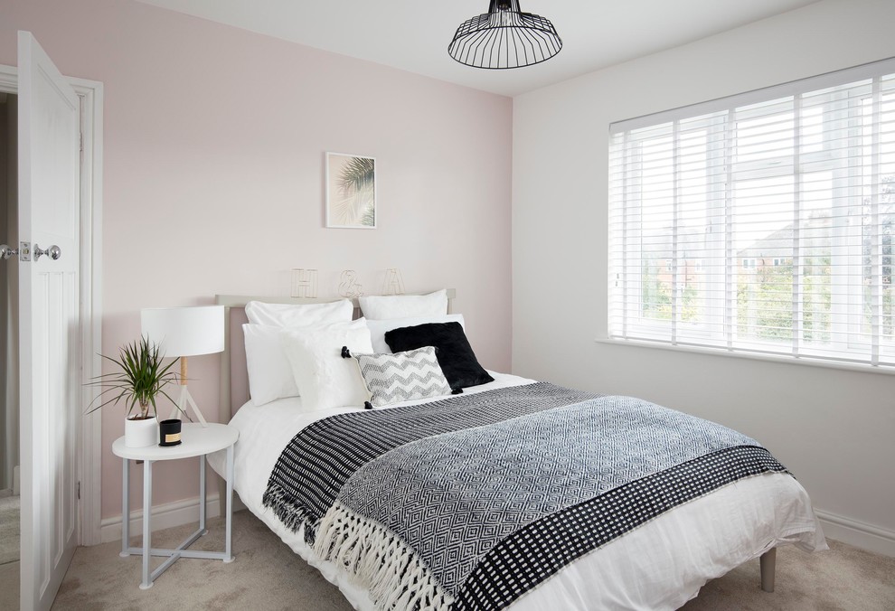 Aménagement d'une chambre avec moquette grise et rose scandinave avec un mur rose, aucune cheminée et un sol gris.