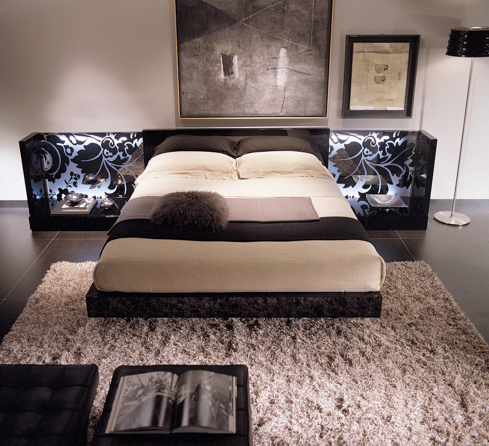 Стильный дизайн: большая хозяйская спальня в стиле модернизм с полом из керамической плитки - последний тренд