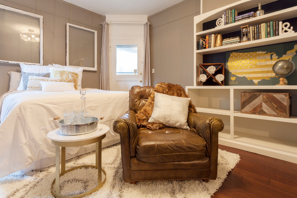 Diseño de habitación de invitados bohemia pequeña con paredes marrones y suelo de madera en tonos medios