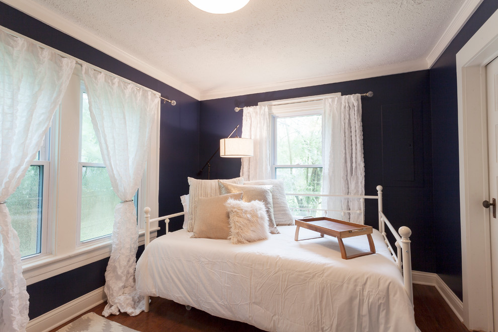 Foto di una piccola camera degli ospiti boho chic con pareti blu e pavimento in legno massello medio