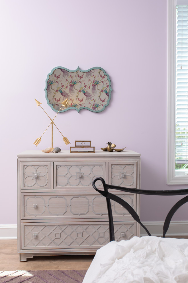 Mittelgroßes Shabby-Look Schlafzimmer mit lila Wandfarbe in Sonstige