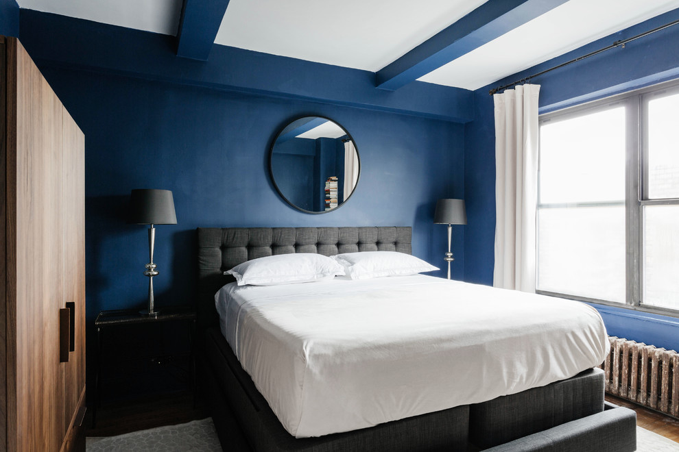 Идея дизайна: хозяйская спальня среднего размера в стиле неоклассика (современная классика) с синими стенами, темным паркетным полом и коричневым полом без камина